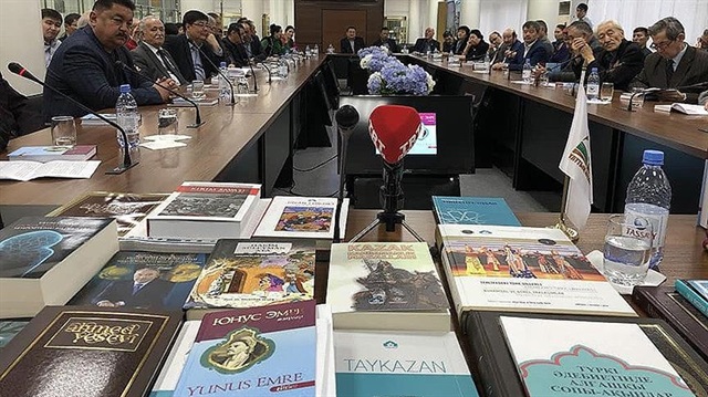 Yunus Emre'nin şiirleri Kazakçaya çevrildi.
