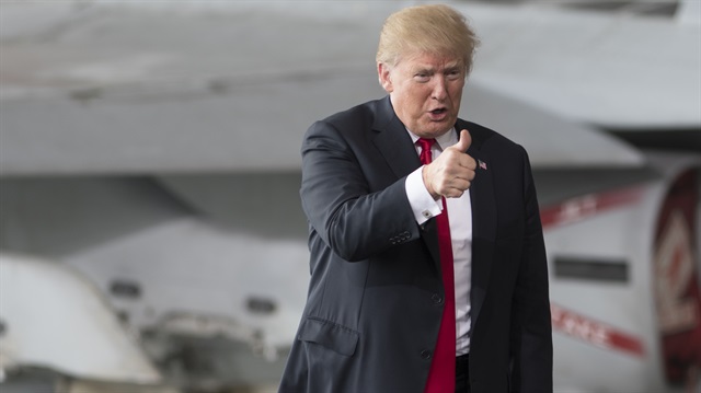 ABD Başkanı Donald Trump, askeri personele konuşma yapıyor.