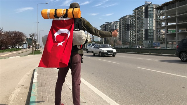 Askeri birliğine kadar otostopla gitti.