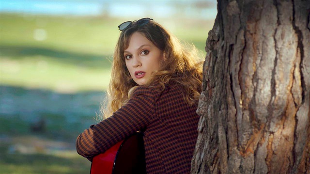 Gülizar dizisinin başrolünde Farah Zeynep Abdullah oynuyor.