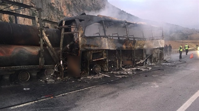 Park halinde bulunan TIR'a yolcu otobüsünün çarpması sonucu 11 kişi hayatını kaybetmişti.