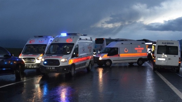 Yolcu otobüsüyle kamyon çarpıştı, kazada 36 kişi yaralandı