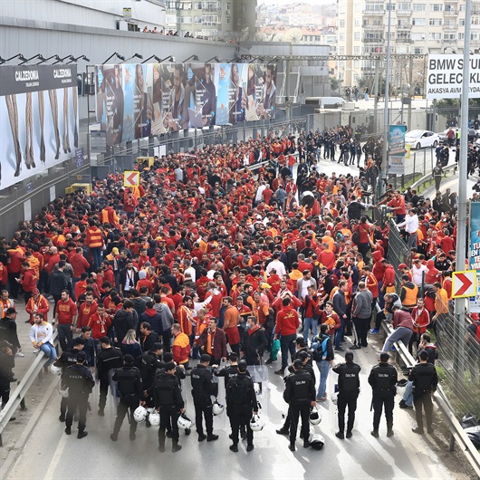 Derbiye doğru: Galatasaray taraftarları Kadıköy’e geldi
