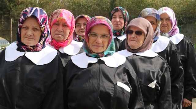 Siyah önlük beyaz yakalıkla okuma yazma kursuna geliyorlar.