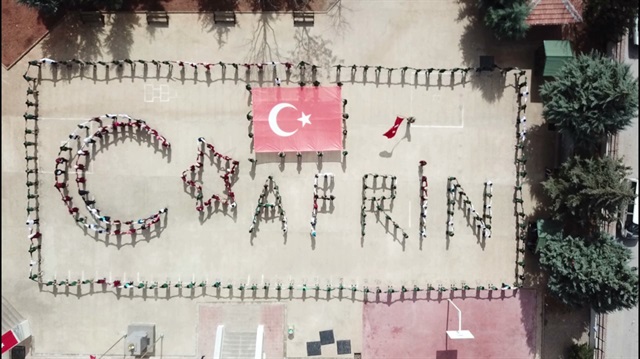 Türk ve Suriyeli öğrencilerden Afrin kareografisi