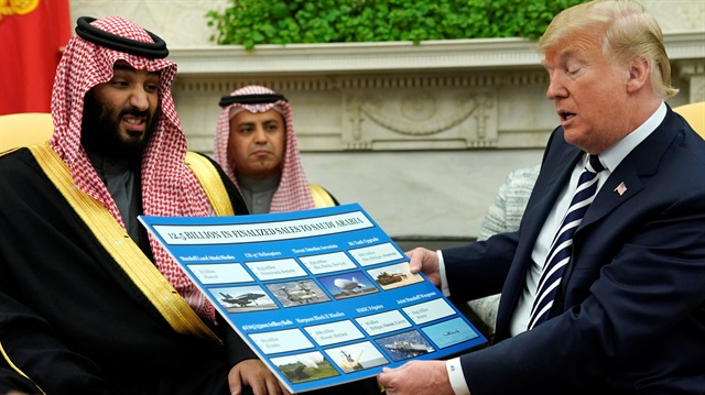 Trump Suudilere sattığı silahları karton panoda gösterdi