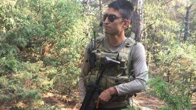 Uzman Çavuş Orhan Sürmen'in bombayla tuzaklanan Kur'an-ı Kerim'i yerden kaldırmak isterken şehit oldu.