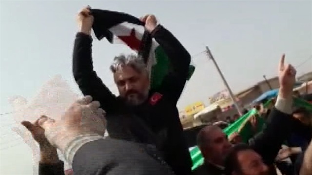 Tel Rıfat'ta halk Türk polisini omzunda taşıdı
