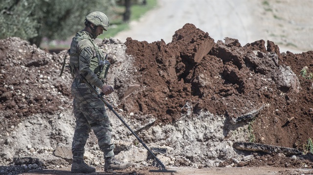 Turkish army cleans Afrin roads of terrorist mines