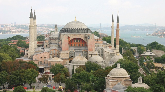 ‘Yeditepe Bienali’ ise ilk kez ‘Senin bir sanatın var’ sloganıyla yola çıkıyor.