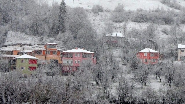 Gümüşhane'nin yüksek kesimlerinde kar yağışı sürprizi yaşandı.