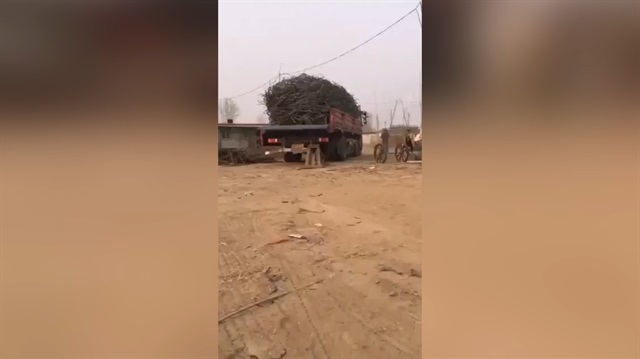 Yük boşaltmada çığır açan kamyon şoförü