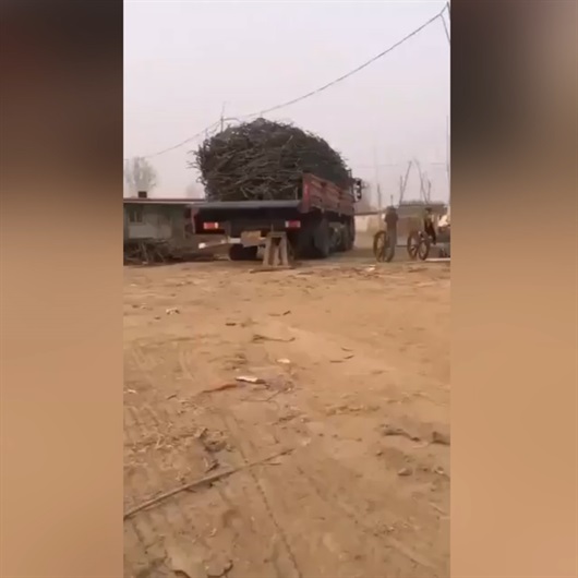 Yük boşaltmada çığır açan kamyon şoförü