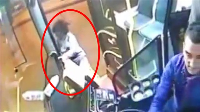 Halk otobüsünden düşen yolcu ölümden döndü! Saniye saniye o an kamerada