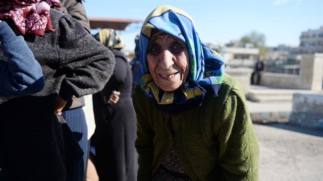 Afrinli Zeynep Ninenin yardımına Mehmetçik koştu