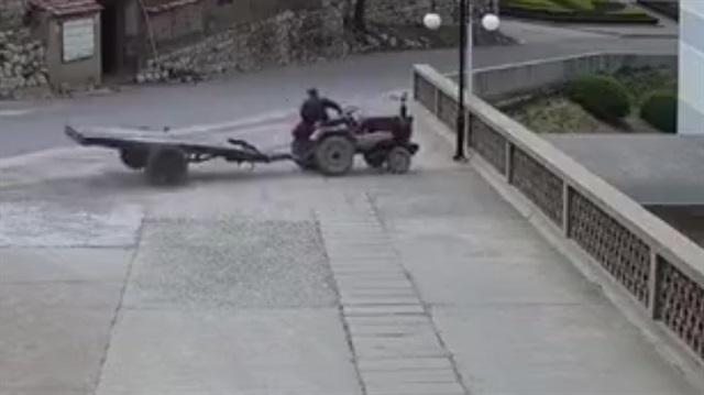 Duvarı yıkan traktör aşağı böyle uçtu