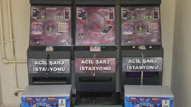 Ele geçirilen şarj istasyonu görüntüsü verilen kumar makineleri...