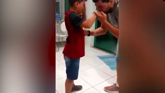 Babasının sesini yeniden duyan çocuğun duygulandıran anları