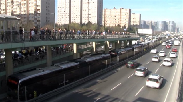 Yenbosnadaki metrobüs kuyruğu Şirinevlere kadar ulaştı