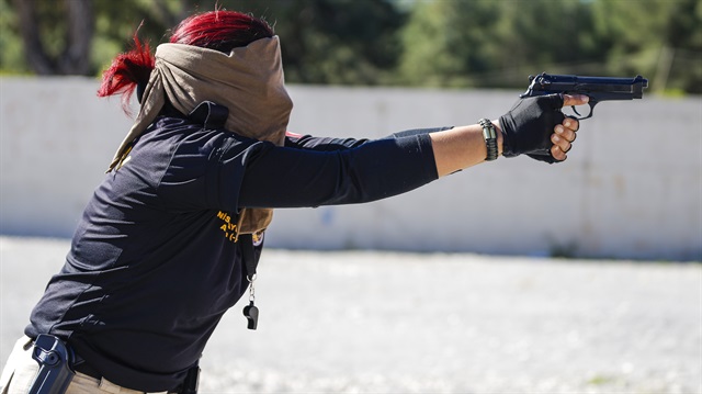 Emniyetin Lara Croftu gözü kapalı hedefi 12'den vuruyor