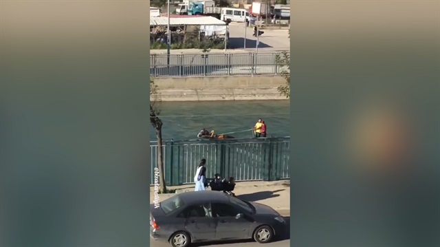 Adanalı gençlerin su kanalından atlı geçişi olay oldu