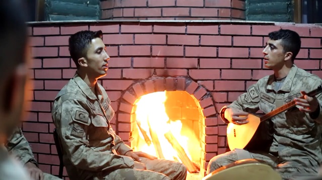 Mehmetçik'ten kulakların pasını silen 'Birileri var' türküsü