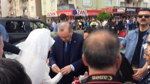 Cumhurbaşkanı Erdoğan yolunu kesen geline bilezik hediye etti