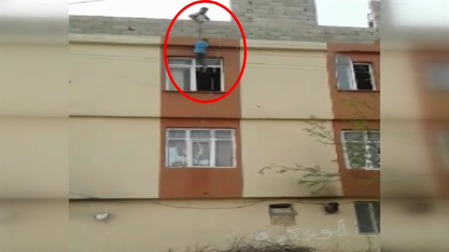 Çilingir çağırmak yerine çocuğu iple damdan sarkıttı!
