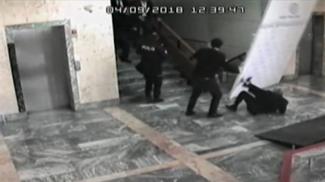 Polisin önünde merdivenlerden atıp tekmelediler!