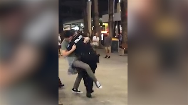 Polisi 'tuş' eden adam kamerada