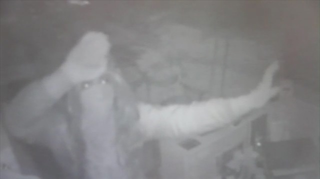 Göbek ata ata soygun yapan hırsız kamerada