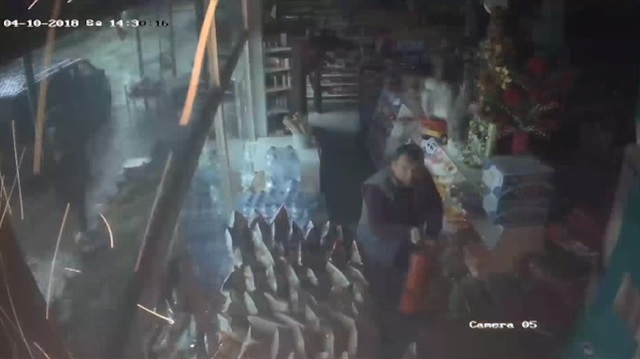 Markete yıldırım düştü! O anlar kamerada