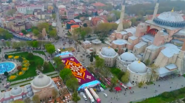 Dünyanın en büyük lale halısı Sultanahmet’te görücüye çıktı