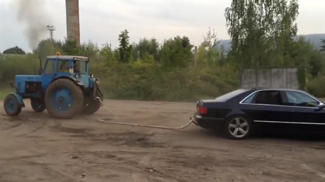 Traktörü çekemeyince sinir krizi geçiren Audi sürücüsü!
