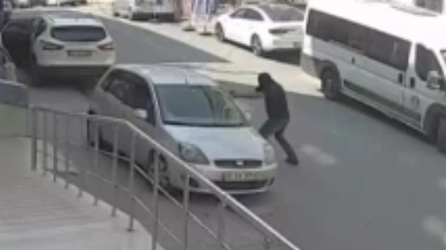 Maskeli saldırgan otomobildeki kişiye kurşun yağdırdı