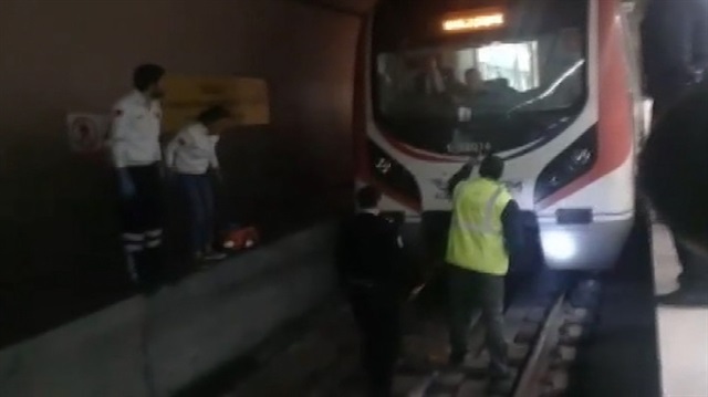 Marmarayda raylara düşen kadını kurtarma çalışmaları kamerada