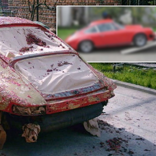 Pas içindeki Porsche'u yeniden tasarladı