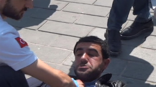 Taksim’de epilepsi krizi geçiren genç kendini yerden yere vurdu