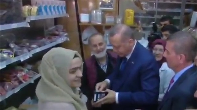Cumhurbaşkanı Erdoğan bakkaldan alışveriş yaptı