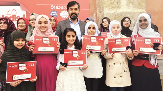Dereceye giren öğrenciler tam, yarım ve çeyrek altınla ödüllendirildi.