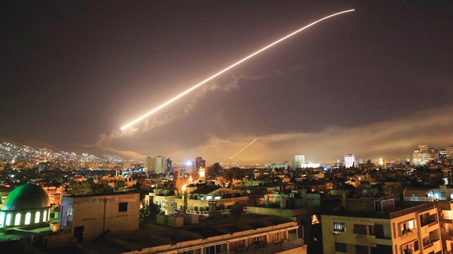 ABD, İngiltere ve Fransa, Suriye’deki çeşitli hedeflere bomba yağdırdı.