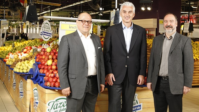 Carrefoursa Genel Müdürü Hakan Ergin (en solda)