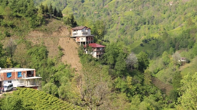 Rize'de bir vatandaş elverişsiz arazide ilginç bir ev yaptı.