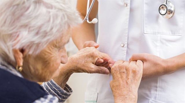 Parkinson hastalığında baş titremesi olmaz; dil, dudak ve çenede istirahat titremesi olabilir.