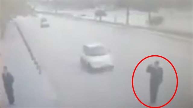 Valiye selam verirken araba çarptı