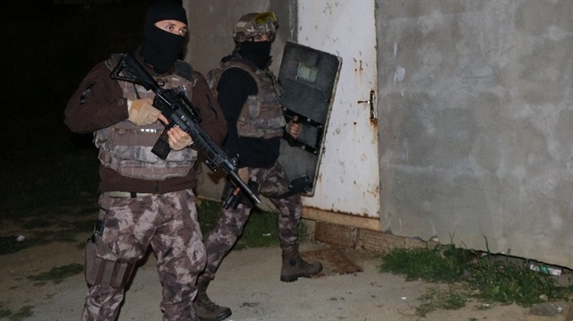 Operasyonda 15 şahıs göz altına alındı.