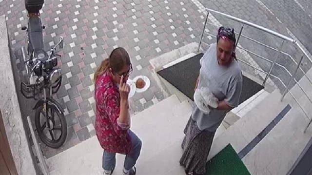 Adana'da yemek ikram ettikleri hırsız bisiklet ve ayakkabılarını çaldı