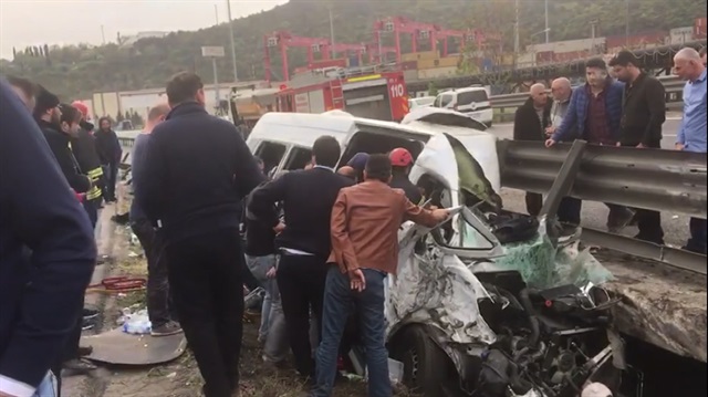 Vali ve kaymakam eşlerinin bulunduğu minibüs kaza yaptı