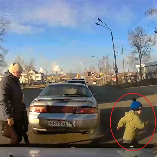 Çocuğunu yola bırakan sorumsuz anne kamerada