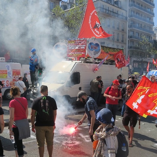Fransa'da binlerce kişi sokaklara döküldü